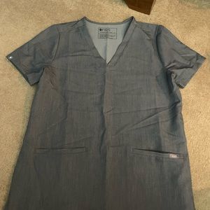 Figs 2 pocket scrub top. Small